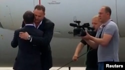 Vreme je za zagrljaj sa šefom: Andrij Jermak grli ukrajinskog predsednika Volodimira Zelenskog po povratku iz Moskve s oslobođenim Ukrajincima u septembru 2019.