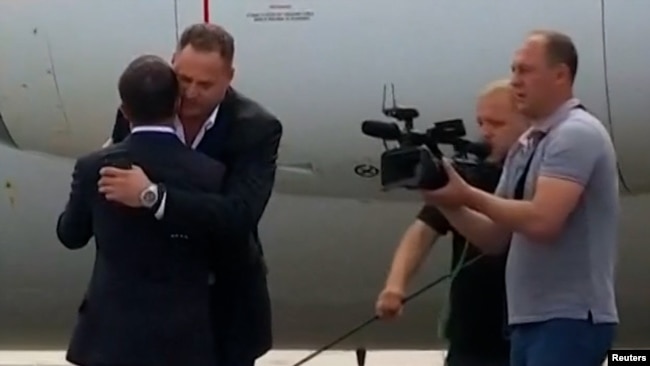 Ермак Мәскеуден тұтқындарды алып келген сәт. 2019 жылдың қыркүйегі.