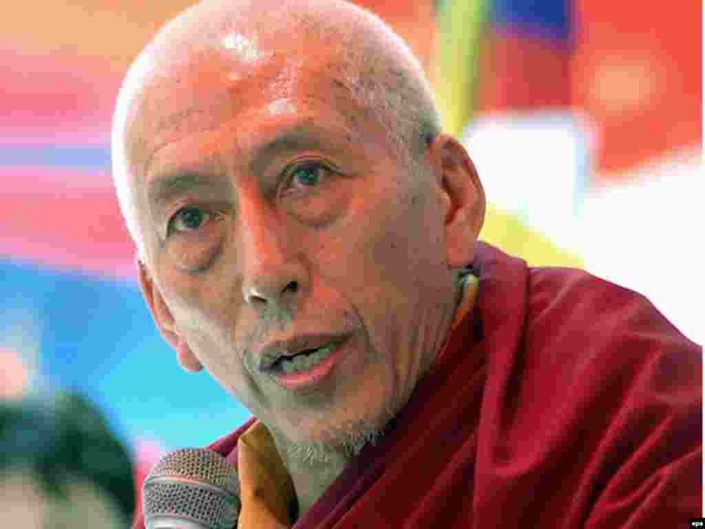 Ню-Деҳлӣ, Ҳинд. Даҳуми апрели 2008 - Аммо сарвазири ғариби Тибет Самдонг Ринпоч эълон кард, ки аз эътирозҳо зидди машъали олимпӣ ҷонибдорӣ намекунад. Машъали олимпӣ рӯзи 17 апрел меҳмони Ню-Деҳлӣ мешавад. 