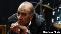 بخش مهمی از فعالیت هنری ایرج در برنامه ماندگار «گل‌ها» در رادیو ایران رقم خورد 