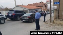 Policijska auta ispred Krasnićijeve kuće u vreme akcije
