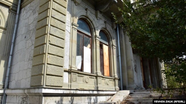 Разбитые стекла закрыли листами фанеры