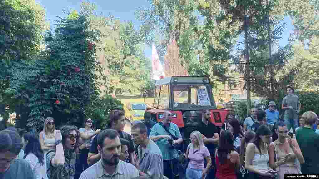 A rendőri beavatkozás hírére néhány környékbeli gazda is az épülethez ment, az egyetemistákat támogatva. Volt, aki traktorral érkezett