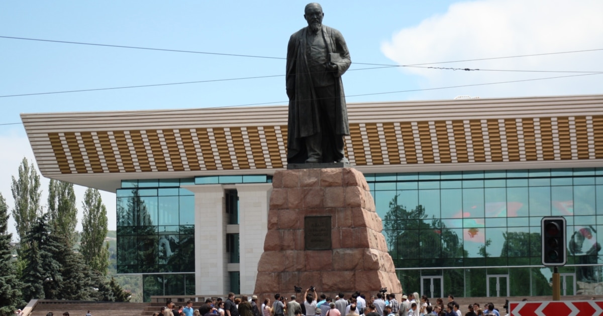 Мұртты пизда