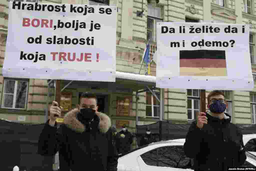 Stotinjak članova Udruženja studenata "Studentskog centra" izašli su na protest ispred zgrade Vlade Kantona Sarajevo kako bi izrazili nezadovoljstvo zbog loše situacije u studentskim domovima i odnosa nadležnih prema ovoj populaciji, 7. april.