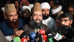 د رویت هلال کمېټۍ مشر مولانا عبدالخبیر ازاد د میاشت لیدو په اړه خبري غونډې ته وینا کوي - انځور له ارشیفه. 