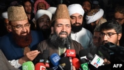 د رویت هلال کمېټۍ مشر مولانا عبدالخبیر ازاد د میاشت لیدو په اړه خبري غونډې ته وینا کوي - انځور له ارشیفه. 