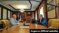 Ексвіцепрем'єр російського уряду Криму Віталій Нахлупін і російський глава Криму Сергій Аксенов (зліва направо)