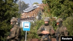 Патрулирование у дома, поврежденного на востоке Польши