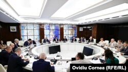 Imagine de la una din consultările dintre Asociația Municipiilor, condusă de Olguța Vasilescu (PSD) și Guvernul României, condus de Ilie Bolojan (PNL), pe tema reformei administrative.