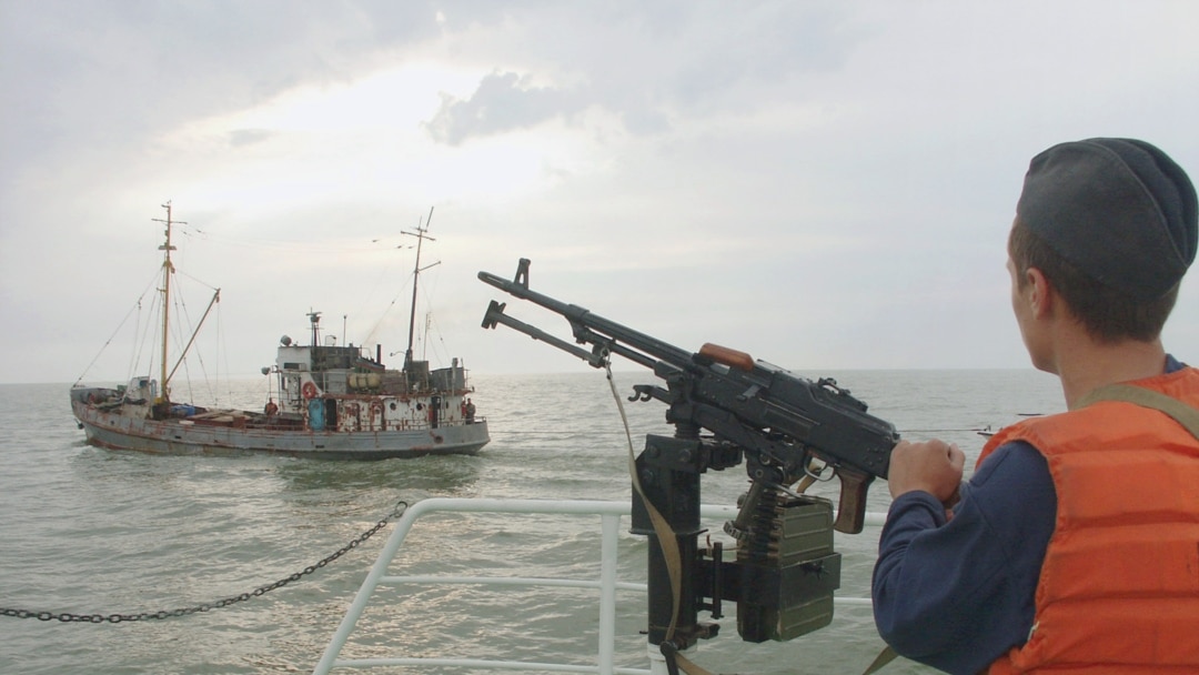 Ақ труси киген жалаңаш қыздың суреті