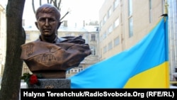 На честь Героя Небесної сотні 22-річного Ігоря Костенка у подвір’ї львівського університету відкрили погруддя, 20 лютого 2014 року