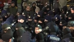 В центре Киева произошла потасовка между митингующими и полицией (видео)