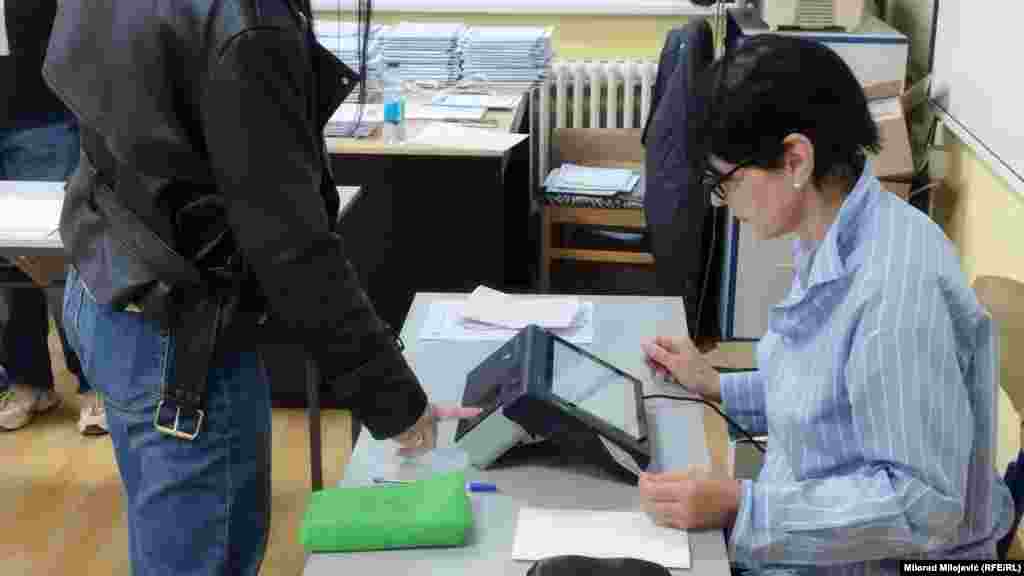 Biometrijska identifikacija glasača na biralištu u Banjoj Luci, 4. oktobra 2026.