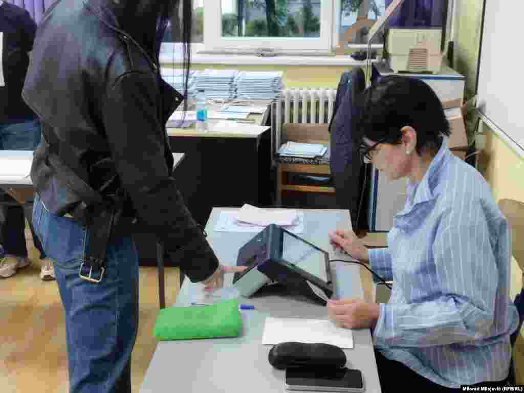 Biralište u Banjoj Luci, 4. oktobra 2026. Ove godine se u BiH prvi put primjenjuju nove tehnologije na izborima. Birači će prvo biti biometrijski identifikovani.
