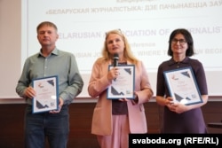 Журналісты Свабоды, якія працавалі над «Архіпэлягам БЕЛАГам» — Зьміцер Валошкін, Ганна Соўсь і Юлія Коцкая — сярод пераможцаў прэміі БАЖ «Вольнае слова», Вільня, 16 верасьня 2025