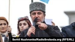 «Qırımnıñ vatandaşlar qamaçavı» tedbiriniñ lideri Lenur İslâmov. Kyiv, 2016 senesi sentâbr 29 künü