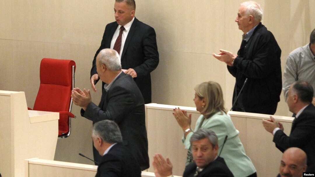 135 голосами "за" и ни одного "против" парламент принял единогласно конституционные поправки, ограничивающие президентские полномочия
