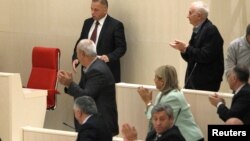 135 голосами "за" и ни одного "против" парламент принял единогласно конституционные поправки, ограничивающие президентские полномочия