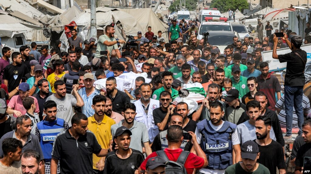 تشییع جنازهٔ خبرنگاران شبکهٔ الجزیره در نوار غزه در روز دوشنبه