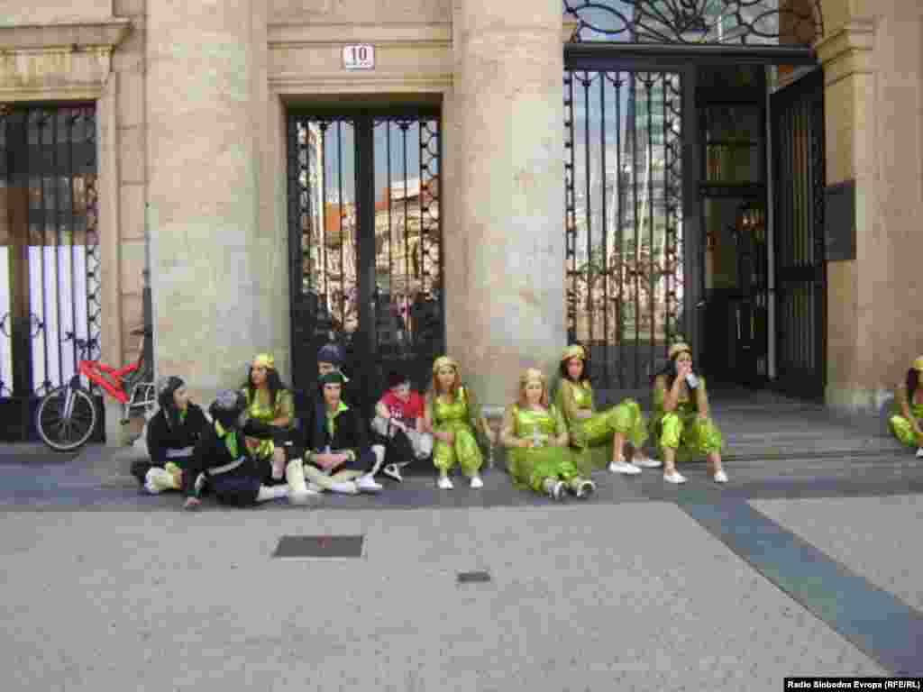 Kurdistanske plesačice i plesači traže malo hlada prije nastupa