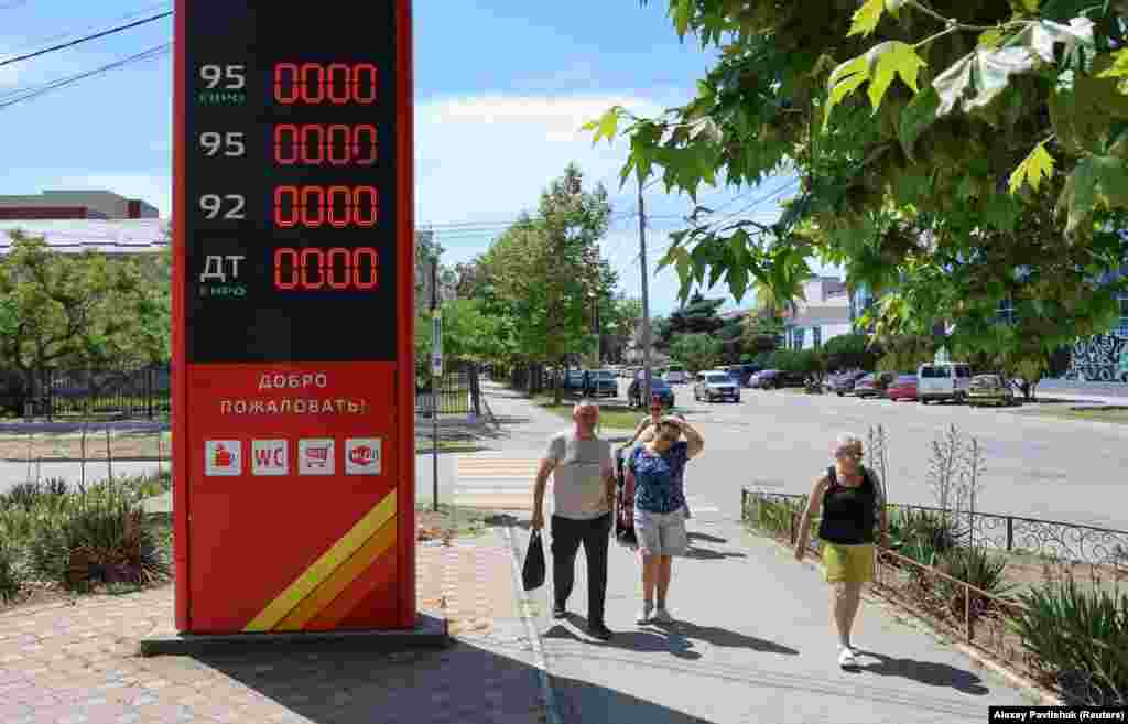 Pešaci prolaze pored zatvorene benzinske pumpe u Jevpatoriji 11. juna.U Krasnodarskom kraju Rusije, lokalne vlasti su primetile da su nestašice pogoršali vozači s Krima koji su navodno točili gorivo u tom ruskom regionu pre povratka na poluostrvo.