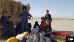 Вынужденные покинуть свои дома афганцы на границе с Пакистаном.