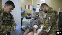 Soldaţi italieni acordă ajutor într-un spital din Herat, Afganistan, septembrie 2016