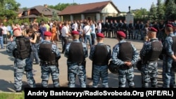 Журналісти біля резиденції Віктора Януковича в Межигір’ї, Нові Петрівці, 6 червня 2013 року