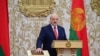 Александр Лукашенко приносит присягу во время церемонии «инаугурации» себя президентом Беларуси в Минске, 23 сентября 2020 года