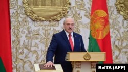Александр Лукашенко приносит присягу во время церемонии «инаугурации» себя президентом Беларуси в Минске, 23 сентября 2020 года