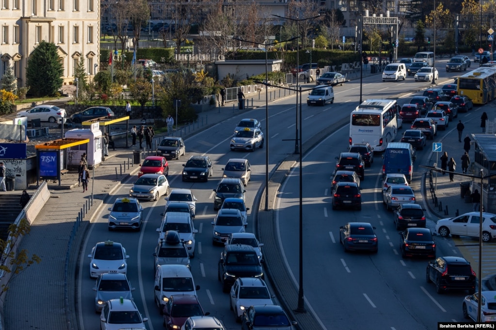 Në anën tjetër, ministri në detyrë i Financave, Hekuran Murati, ka bërë të ditur një ditë më parë se Zyra e Thesarit të Shtetit qysh të premten e ka alokuar buxhetin e dhjetorit për Komunën e Prishtinës, për t’i paguar disa shërbime esenciale, siç është energjia elektrike.“Mirëpo në fund të ditës, nga Thesari më njoftuan që përkundër alokimit, stafi i Komunës së Prishtinës kishin përfunduar orarin dhe nuk e kishin kryer asnjë pagesë, me arsyetimin se ‘i kryejmë të hënën’”, ka bërë të ditur Murati përmes një postimi në Facebook.