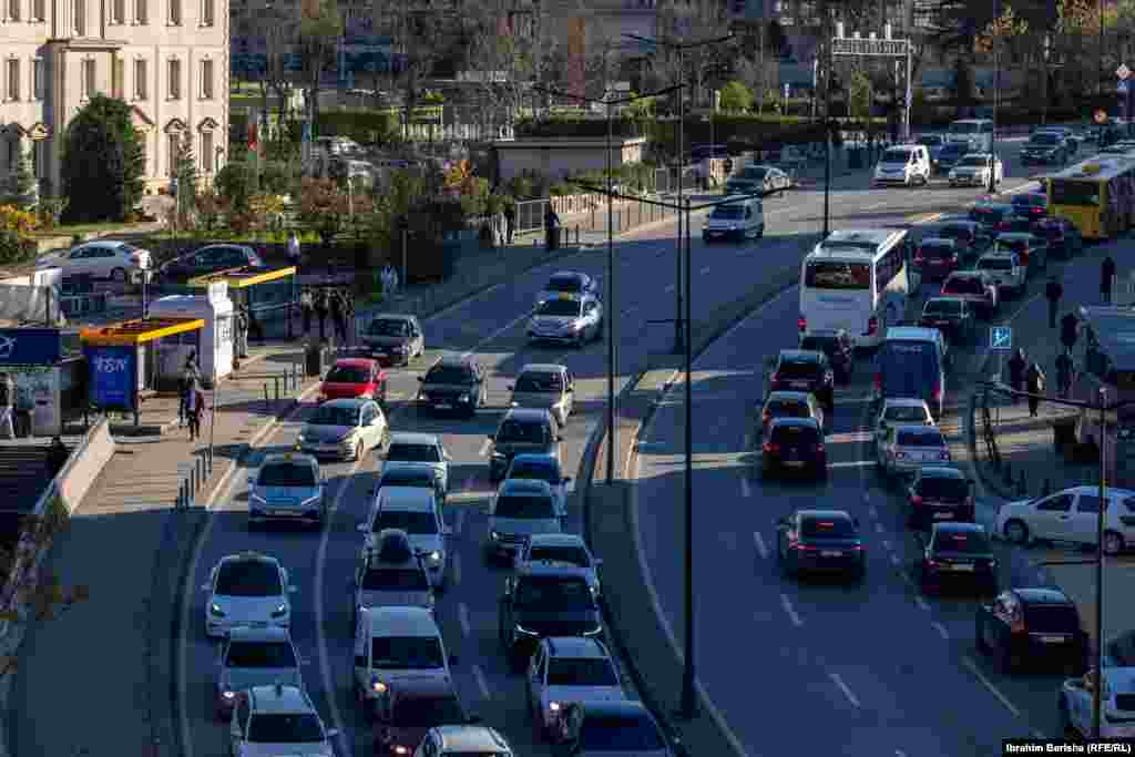 S druge strane, vršilac dužnosti ministra finansija Hekuran Murati dan ranije je objavio da je državni trezor od petka izdvojio sredstva iz decembarskog budžeta za Opštinu Priština, kako bi se platile neke osnovne usluge, poput električne energije."Međutim, na kraju dana, Trezor me obavijestio da su, uprkos izdvajanju, zaposleni u Opštini Priština završili svoj raspored i nisu proveli nikakve uplate, uz izgovor da 'će ih izvršiti u ponedjeljak'", objavio je Murati na Facebooku.