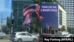 Џиновски билборд во Тел Авив ја изразува благодарноста на Израел за улогата на Америка во воените напади врз Иран.