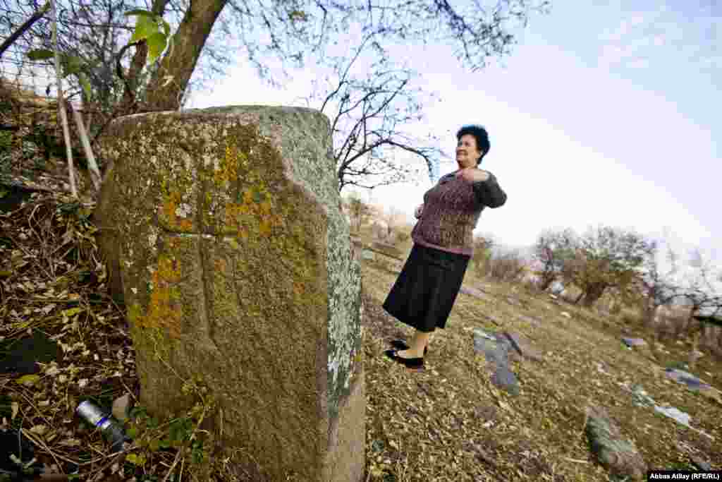 Kəndin ərazisində qədim Alban məzarlığı.