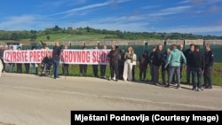 Građani Podnovlja kod Doboja na protestu protiv izgradnje solarnih elektrana u njihovom mjestu.