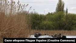 Морпіхи 40 окремої бригади морської піхоти патрулюють на островах Дніпра на Херсонщині у травні 2026 року
