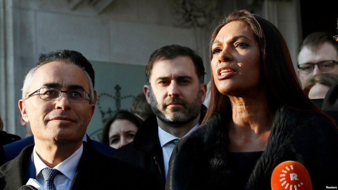 Gina Miller koja je podnijela zahjev Vrhovnom sudu govori ispred zgrade Suda nakon odluke da premijerka Theresa May mora dobiti saglasnost parlamenta za početak Brexita 24. januar 2017.