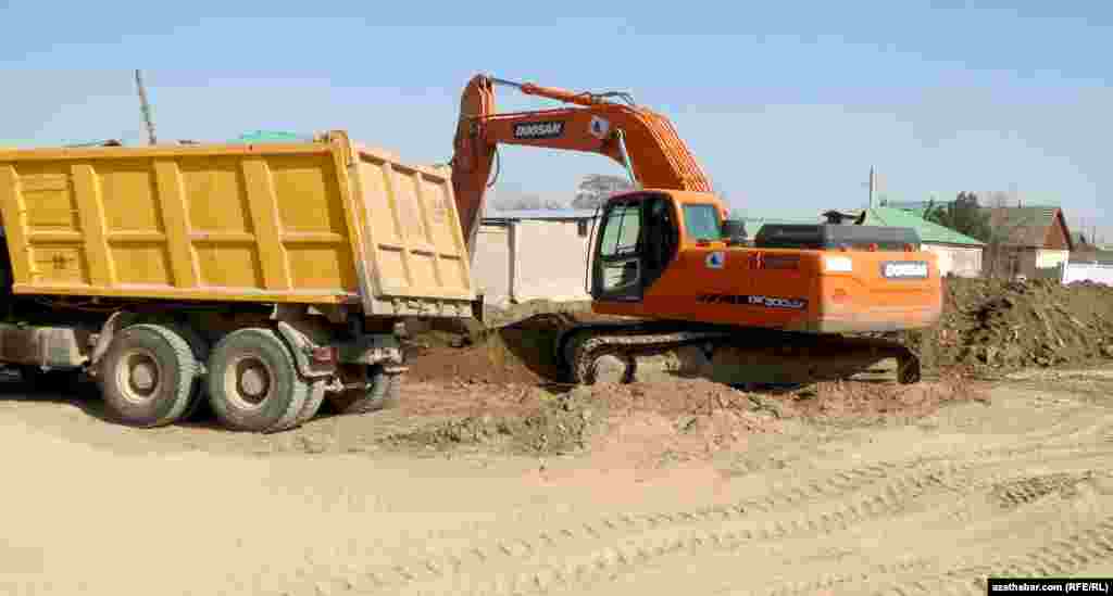 Köçäniň ugrunda alnyp barylýan işleriň bu köçäniň ugrunda ýerleşýän mekdebe gatnaýan okuwçylarada, köçäniň ugrunda ýumrulman galan jaýlaryň ýaşaýjylaryna-da öz ýaramaz täsirini ýetirýändigi äşgär görünýär.