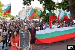 Варненци излязоха по улиците на морската столица със знамена и плакати в подкрепа на протестите.