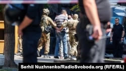 Ветеран бойових дій Володимир Прохнич 4 серпня увійшов до приміщення Кабінету міністрів із бойовою гранатою, після чого його затримали