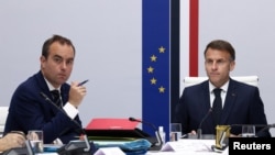 Președintele francez Macron la o ședință a Consiliului de Apărare, la Paris, pe 8 aprilie. În stânga: premierul francez Sebastien Lecornu.
