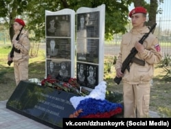 Мемориальная доска в Джанкое в честь российских военных, погибших во время полномасштабного вторжения РФ в Украину, 7 мая 2026 года