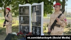 Меморіальна дошка у Джанкої на честь російських військових, загиблих під час повномасштабного вторгнення РФ в Україну, 7 травня 2026 року
