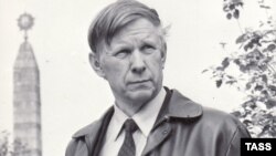 Архіўнае фота. Васіль Быкаў на плошчы Перамогі ў Менску