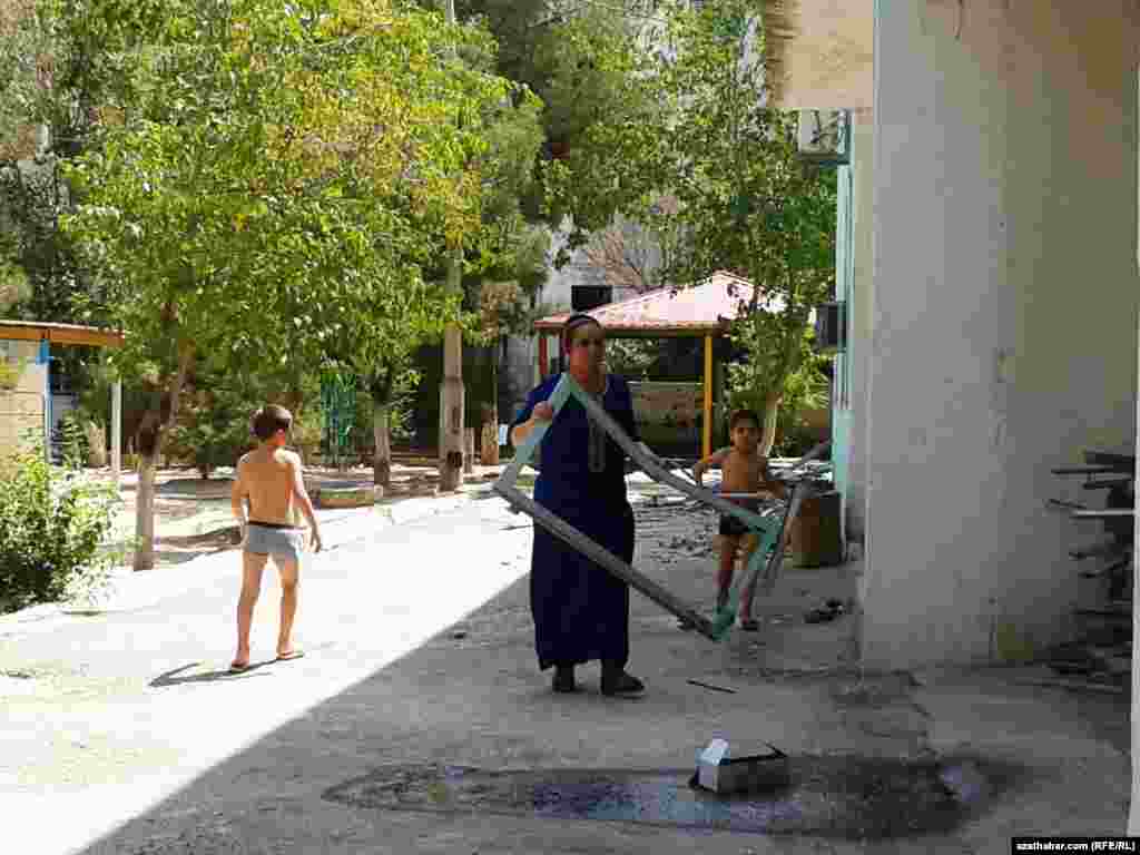 Çagalar bagynda geçirilen remontdan soňra terbiýeçiler we çagalar gurluşyk esbaplaryny ýygnaýarlar