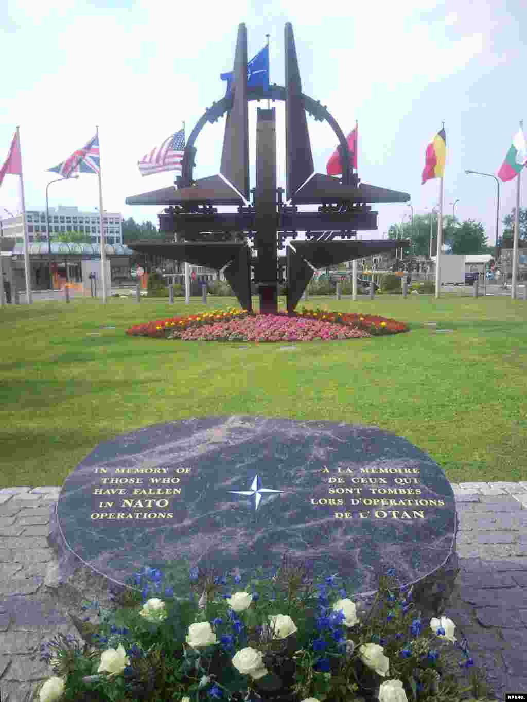 12 qershor '09 - Ministrat e Mbrojtjes të NATO-s kanë zbuluar një pllakë përkujtimore për të gjithë ushtarët e NATO-s që kanë vdekur në Afganistan, Bosnjë, Kosovë dhe në rajone të tjera të konfliktit. Kjo pllakë ishte donacion i Danimarkës.  