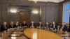 Лидерите на ГЕРБ Бойко Борисов и на ДПС Делян Пеевски заедно с техни представители около масата на Политбюро на БКП, 22 октомври 2025 г.