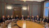 Лидерите на ГЕРБ Бойко Борисов и на ДПС Делян Пеевски заедно с техни представители около масата на Политбюро на БКП, 22 октомври 2025 г.