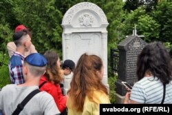 Экскурсія па габрэйскіх могілках на ўчастку з адноўленымі помнікамі